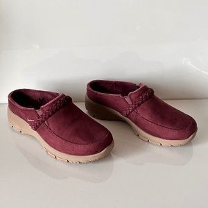 Skechers Easy Going Darling Thing Water Repellent Suede Clogs